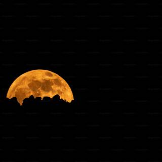 4k moon PC wallpaper