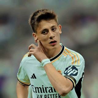 Arda Güler 4k iPhone wallpaper