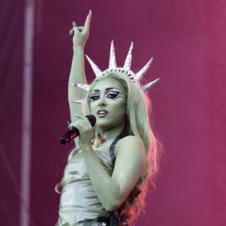 Chappell Roan desktop wallpaper