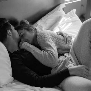 Kissing in bed wallpaper