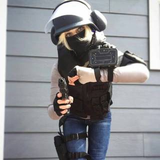 Monika IQ Weiss wallpaper