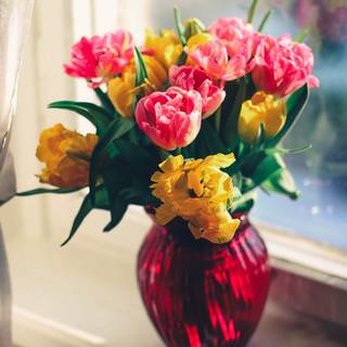 Vase of flowers wallpaper