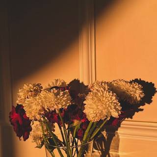 Vase of flowers wallpaper