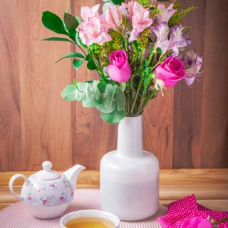 Vase of flowers wallpaper