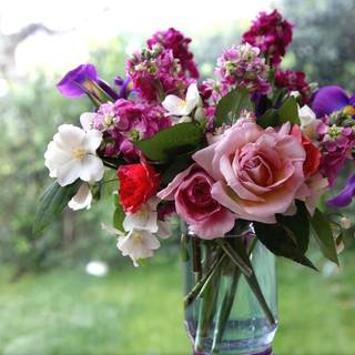 Vase of flowers wallpaper