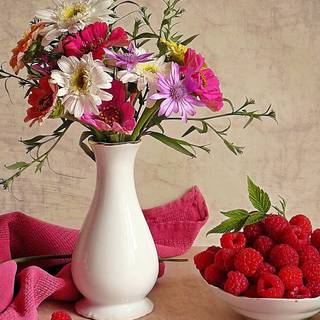 Vase of flowers wallpaper