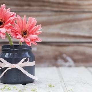 Vase of flowers wallpaper