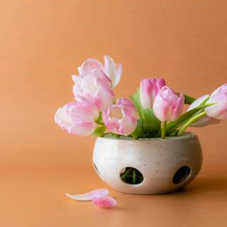 Flowers in a vase wallpaper