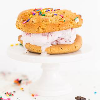 Ice cream and sugar cookies wallpaper