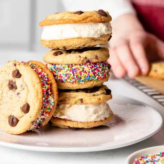 Ice cream and sugar cookies wallpaper