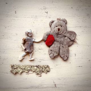 Teddy bear with broken heart wallpaper