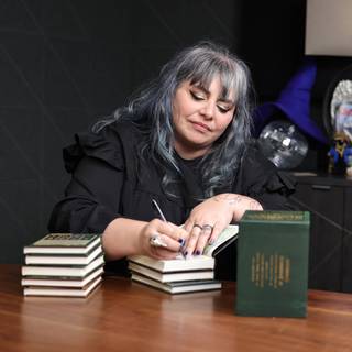 Holly Black wallpaper