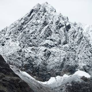 Snowy day mountains wallpaper