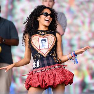 Olivia Dean wallpaper