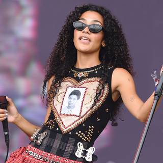 Olivia Dean wallpaper