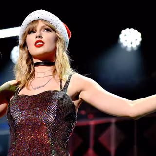 Taylor Swift Christmas computer wallpaper