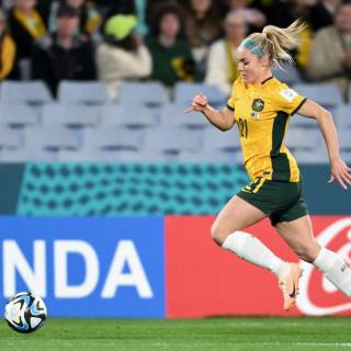 Ellie Carpenter wallpaper