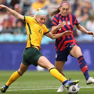 Ellie Carpenter wallpaper