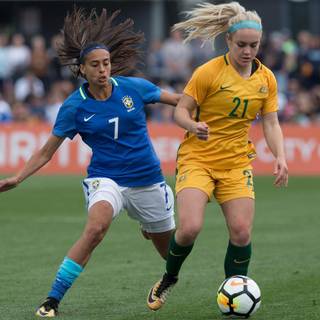 Ellie Carpenter wallpaper