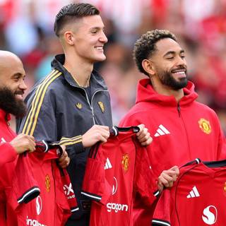 Manchester United 2025 desktop wallpaper