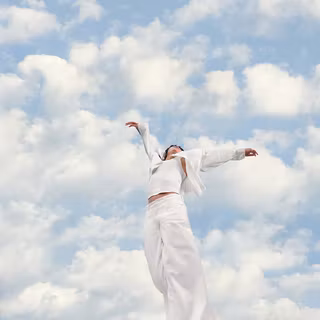 PANTONE 11-4201 Cloud Dancer wallpaper