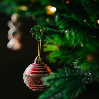 Christmas tree balls wallpaper