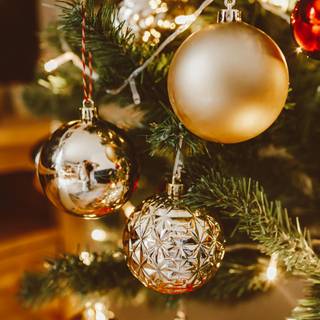 Christmas tree balls wallpaper