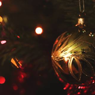 Christmas tree balls wallpaper