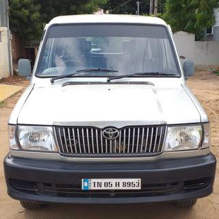 Toyota Qualis wallpaper