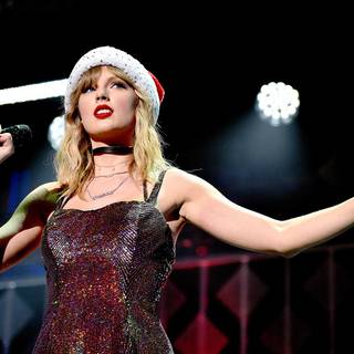 Christmas Taylor Swift laptop wallpaper