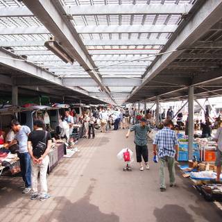 China flea market wallpaper