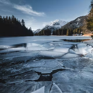 Winter frozen lake wallpaper