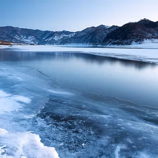 Winter frozen lake wallpaper
