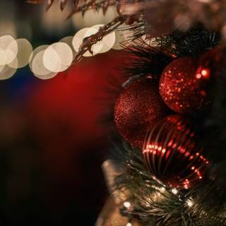 Christmas gold and red wallpaper