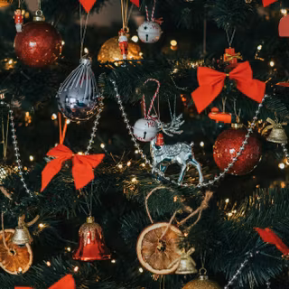 Christmas gold and red wallpaper