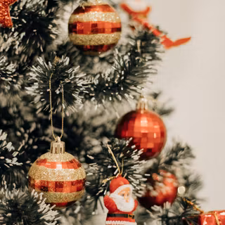 Christmas gold and red wallpaper