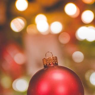 Christmas gold and red wallpaper