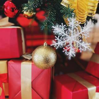 Christmas gold and red wallpaper