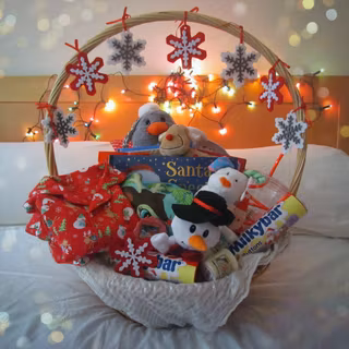 Christmas basket wallpaper