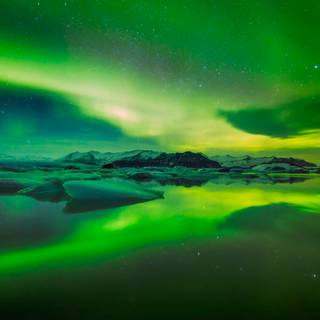 Dark aurora wallpaper