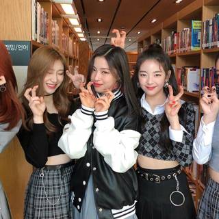 Itzy 2025 PC wallpaper