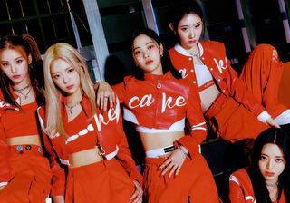 Itzy 2025 PC wallpaper
