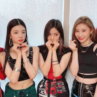 Itzy 2025 PC wallpaper