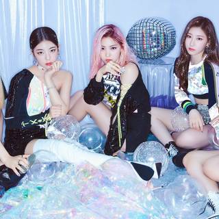 Itzy 2025 PC wallpaper