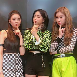 Itzy 2025 PC wallpaper