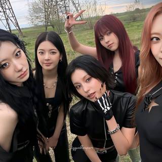 Itzy 2025 PC wallpaper