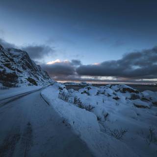 Night winter road wallpaper