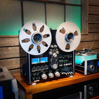 Reel-to-reel audio tape recording wallpaper