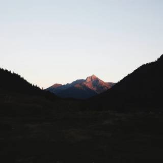 4k minimalist mountain wallpaper
