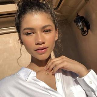 Zendaya phone wallpaper